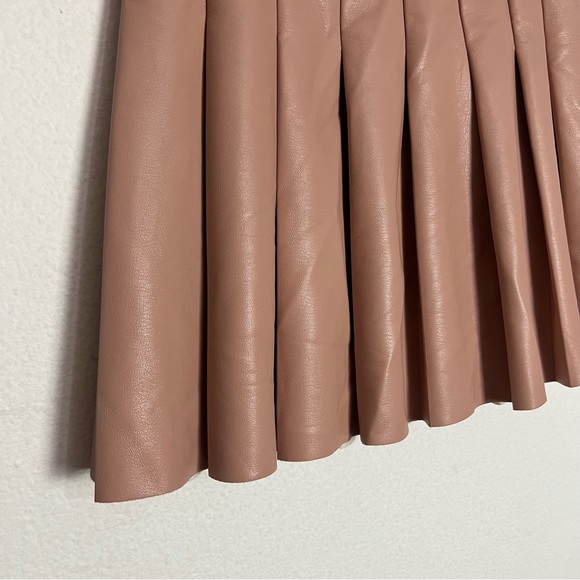 Aritzia Sunday Best Olive Pleated Mini Skirt Nude Pink Vegan Leather Size 2 - Picture 3 of 10
